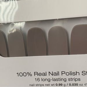 Amazing Griege: cream finish solid colour nail strips.